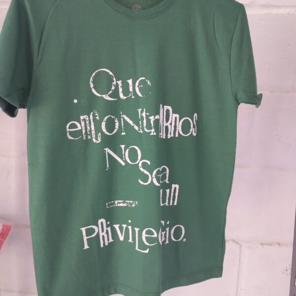 Remera "Que encontrarnos no sea un privilegio"